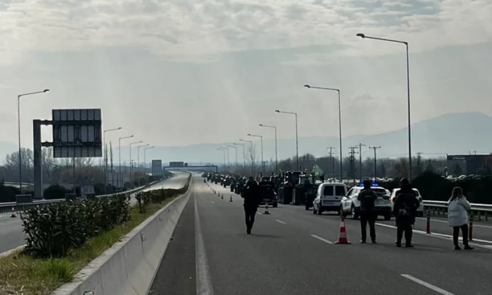 Αγροτικές κινητοποιήσεις: Συνοδευόμενα από περιπολικά πηγαίνουν τα τρακτέρ στην Αθήνα- Πως πρόκειται να φτάσουν στο κέντρο αύριο (Βίντεο)
